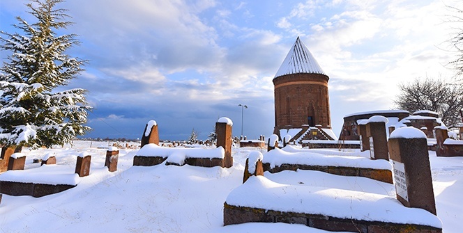 Ahlat Kümbetleri beyaz gelinliğini giydi