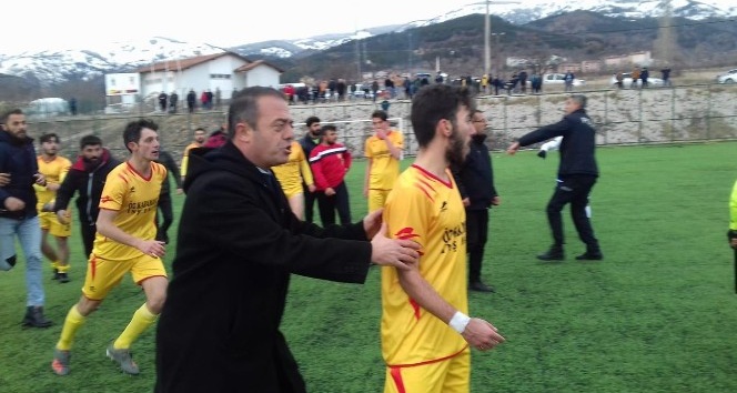 Futbolcular sahada tekme-tokat kavga etti, polis havaya ateş açtı