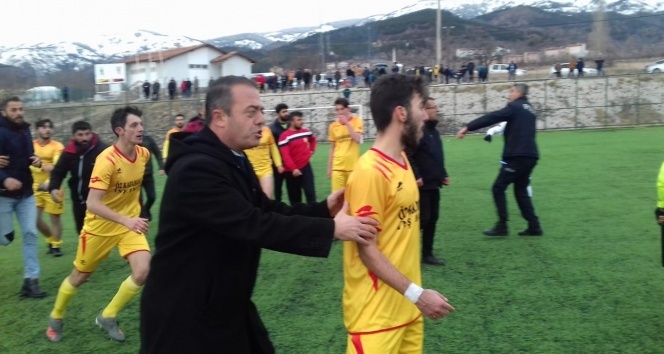 Futbolcular sahada tekme-tokat kavga etti, polis havaya ateş açtı
