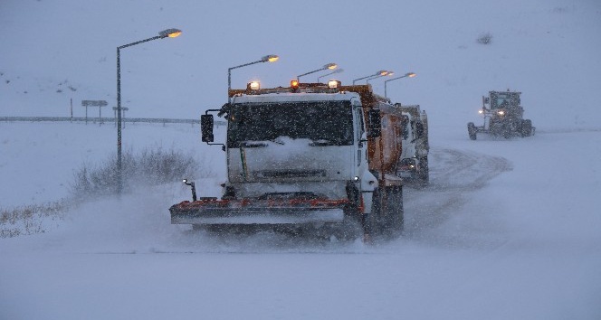 Erzincan’da kar ve tipi 82 köy yolunu ulaşıma kapadı