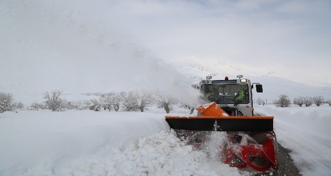 Tunceli’de karla mücadelede 177 köy yolu açıldı, 41’inde çalışma sürüyor