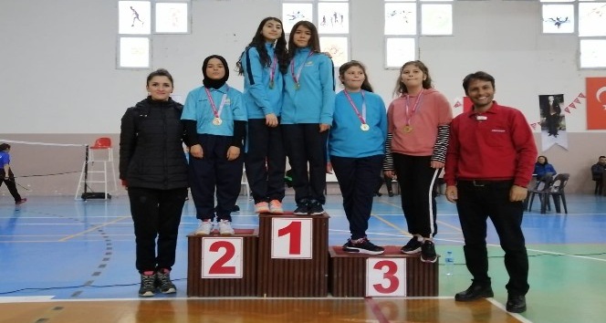 Karaman, badminton kız ve erkeklerde çeyrek finale yükseldi
