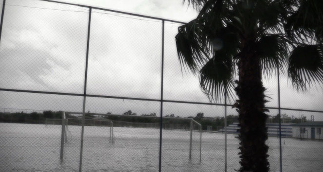 Sağanak yağmur futbol sahasını göle çevirdi