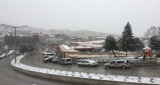 Tosya’da yoğun kar yağışı başladı