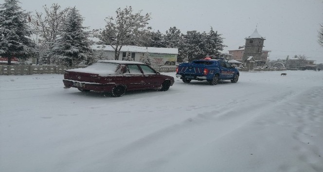 Bolvadin’de kar ve tipi nedeniyle kapanan köy yolları açıldı