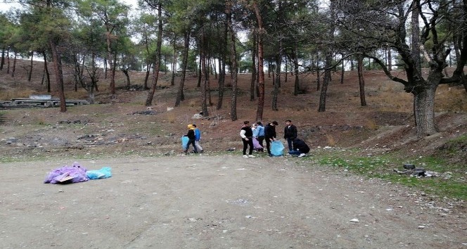AK Partili gençlerden çevre temizliği