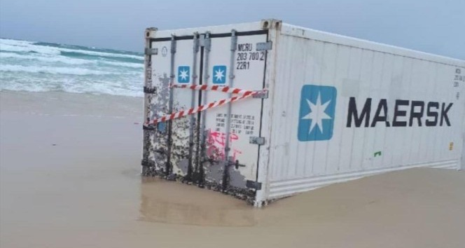 Bozcaada açıklarında denize düşen konteynerlerden biri kıyıya vurdu