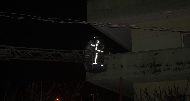 Midyat’ta yangın çıkan binadaki 6 kişi itfaiye merdiveni ile kurtarıldı