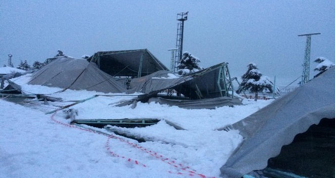Eğirdir’de pazar yerinin çatısı kardan çöktü