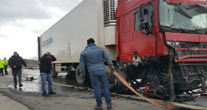 İki tır çarpıştı, Kapıkule-İstanbul yolu 3 saat trafiğe kapandı