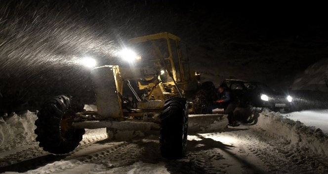 Kardan yolu kapanan köydeki hasta 6 saatlik çalışmayla hastaneye ulaştırıldı