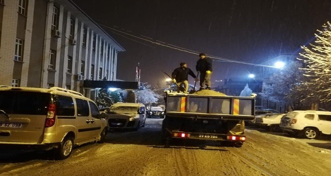 Tosya Belediyesi gece kar mesaisi yaptı