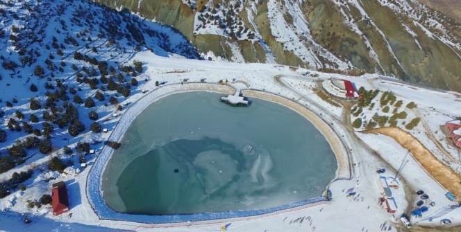 Erzincan’da donan göl kartpostallık görüntüler oluşturdu