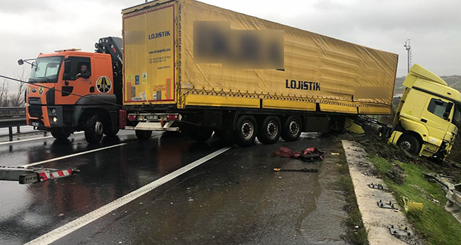 TEM Otoyolu'nda tır rüzgarın etkisiyle bariyerlere çarptı