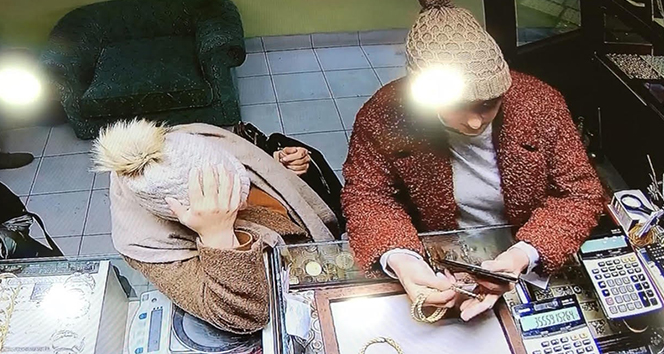 Kuyumcuda altınları çalmak isteyen kadınlar sert kayaya çarptı