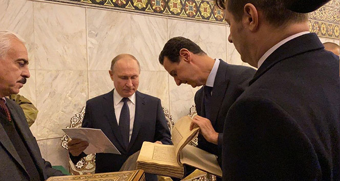 Putin, Emevi Camii’nde Kur&#039;an-ı Kerim’i inceledi