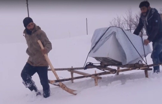 Bingöl’de arızalı bulaşık makinesi, karda kızakla taşındı