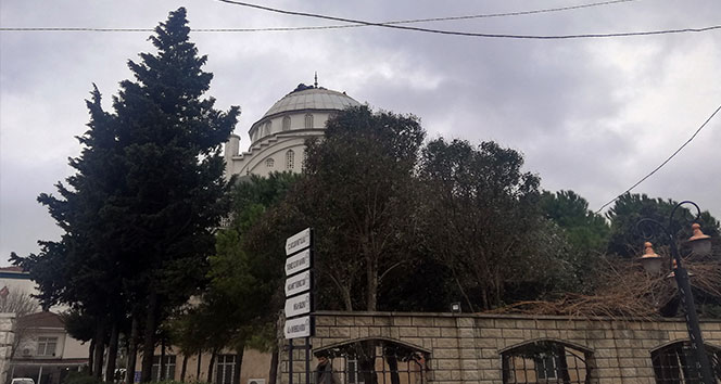 Depremde minaresi yıkıldı, fırtınada kubbe kaplaması söküldü