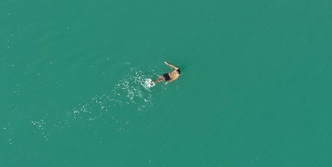 Kar soğuğunun vurduğu Antalya’da vatandaşlar ısınmak için denize girdi