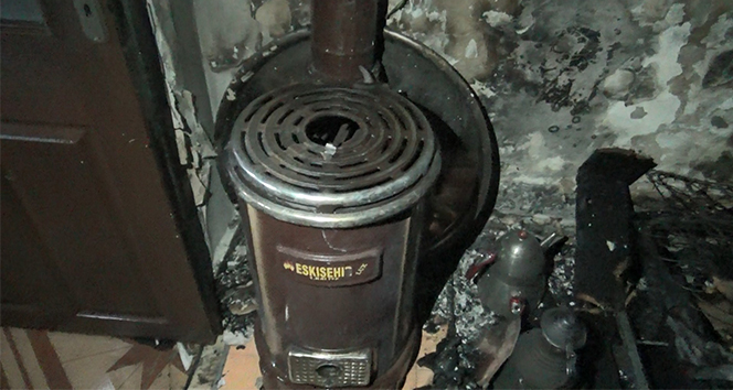 Sobadan çıkan yangından anne ve 3 çocuğunu komşular kurtardı