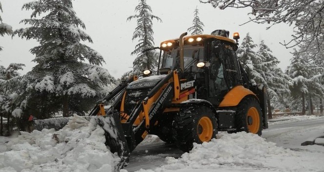 Nevşehir Belediyesi ekipleri karla mücadele ediyor