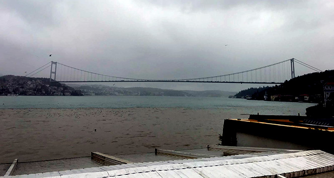 İstanbul’da günlerdir etkisini sürdüren yağmurun ardından Anadolu Hisarı sahiline çamur aktı. Çamur bulanan Anadolu Hisarı sahili ile Göksu Deresi böyle görüntülendi. ile ilgili görsel sonucu