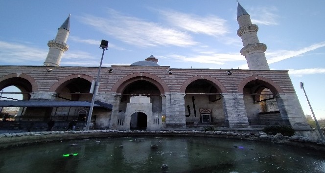 Edirne’de süs havuzları buz tuttu