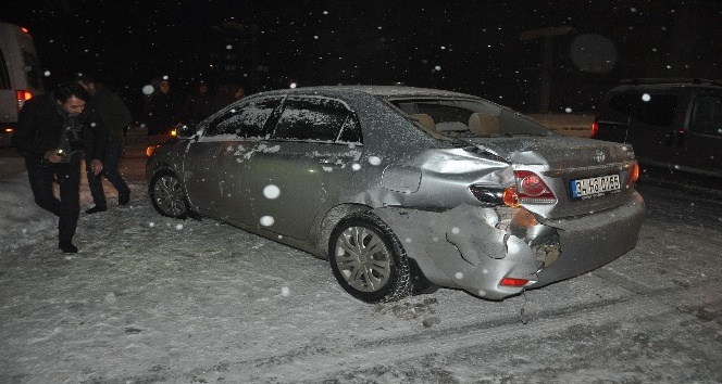 Yüksekova’da maddi hasarlı trafik kazası