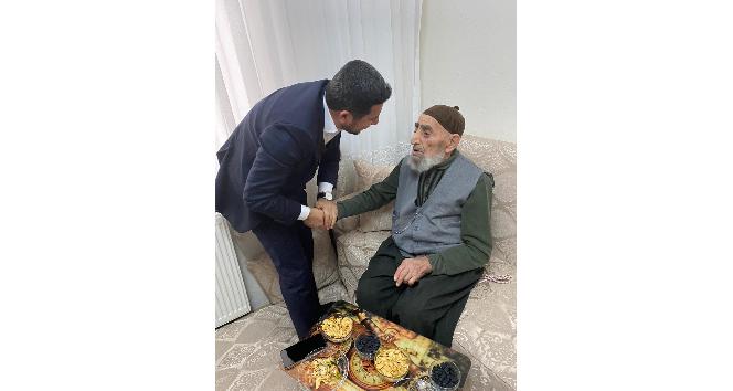 Başkan Arı, Cumhurbaşkanı Erdoğan’ı görmek isteyen 100 yaşındaki İbrahim dedeyi ziyaret etti