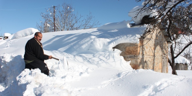 Kar yayla evlerini beyaz örtüyle kapladı