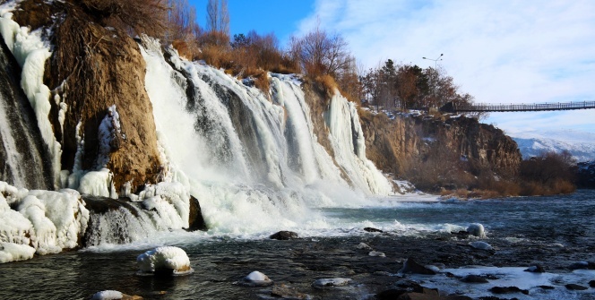 Muradiye Şelalesi kısmen dondu