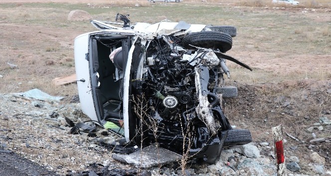 Aksaray’da servis minibüsü ile otomobilin çarpışması sonucu meydana gelen kazada ilk belirlemelere göre 16 kişi yaralandı.