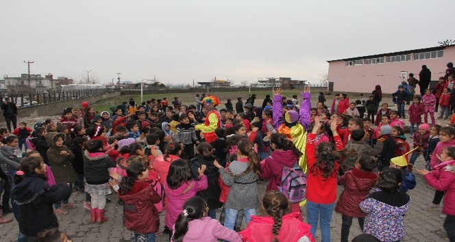 Köy okullarındaki çocukları unutmadılar