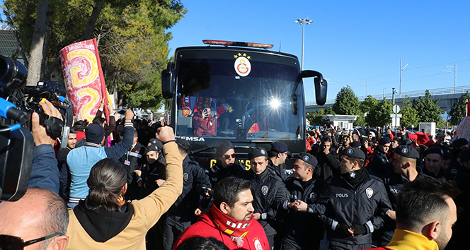 Galatasaray kafilesi ikinci yarı hazırlıkları için Antalya&#039;ya geldi