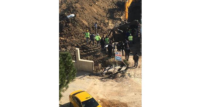 Kırklareli’nin Lüleburgaz ilçesinde yapımı devam eden hastanede göçük meydana geldi. Göçük altından çıkartılan 2 kişi hastaneye kaldırıldı.