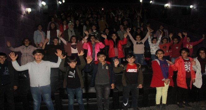 Bismil Belediyesi öğrencileri sinemayla buluşturmaya devam ediyor