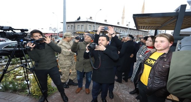 Bu kez Belediye Başkanı Arı, gazetecilerin fotoğrafını çekti