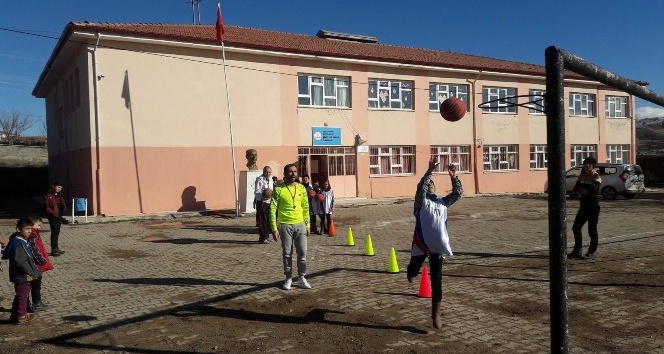 Bu köyde basketbol, kale direğinde oynanıyor