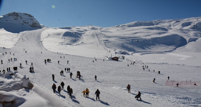 Kayak merkezi, sporseverlerin akınına uğruyor