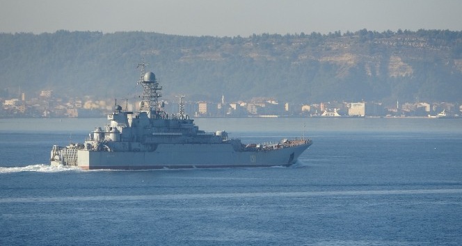 Rus savaş gemisi Çanakkale Boğazı’nda geçti