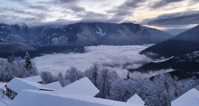 Artvin’de karlı dağlarla bulutlarla görsel şöleni