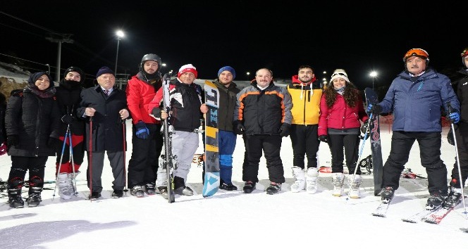 Bakan Varank Ergan Dağı’nda gece kayağı yaptı