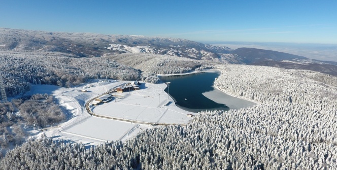 Buz tutan Topuk Yaylası Göleti havadan görüntülendi