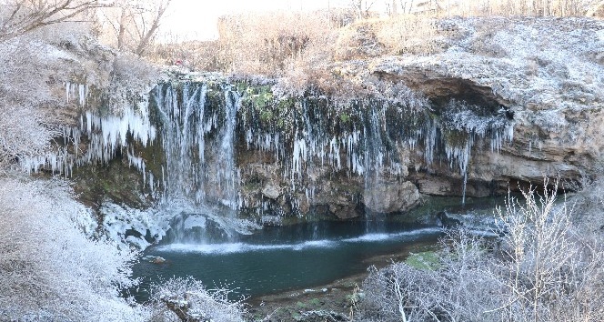 Sivas’ta gölet ve şelaleler buz tuttu