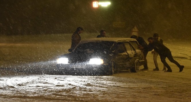 Karlı yollar kimilerine çile olurken kimilerine eğlence oldu