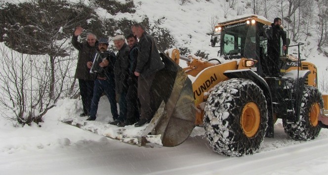 Artvin’de Macahel’e ulaşım kar yağışı ile birlikte güçleşti