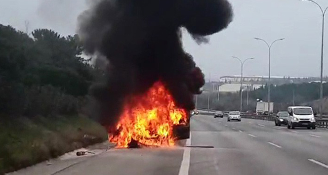 TEM’de seyir halindeki otomobil, alev alev yandı