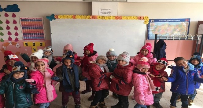 İzmirli iş adamından Silopi’deki köy okulu öğrencilerine kışlık giysi yardımı