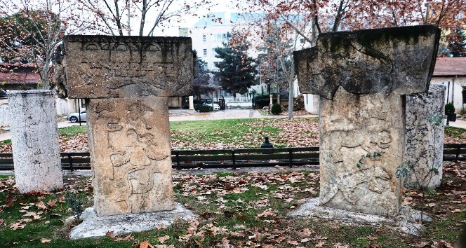 Göbekitepe’nin tarihi sembollerinin maketleri parklara dikildi