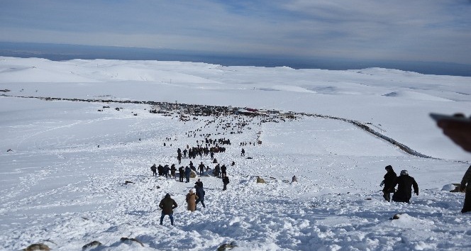 Güneydoğu’nun tek kayak merkezi Karacadağ doldu taştı